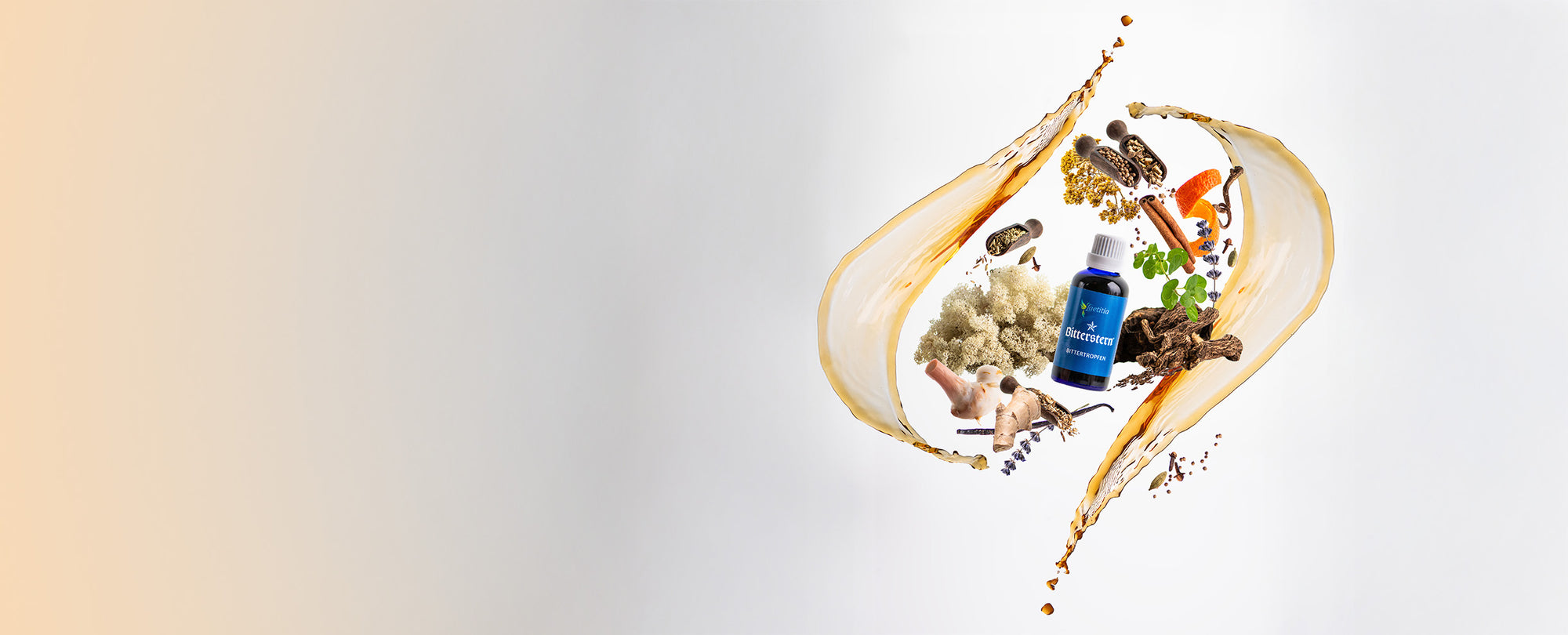 Ein helles Banner mit sanftem orange-beigen Farbverlauf links zu weiß rechts. Rechts im Bild schweben dynamisch eine dunkelblaue Flasche mit dem Etikett ‚Bitterstern Bittertropfen‘ sowie verschiedene Kräuter- und Wurzelextrakte (z. B. Stücke Ingwer- und Galgantwurzel, Lavendelblüten, getrocknete Schafgarbenkraut, Pomeranzenschalen) in einem geschwungenen Tropfen-Splash-Effekt. Der Eindruck vermittelt natürliche Kräuter-Inhaltsstoffe und Bewegtheit rund um das Produkt.