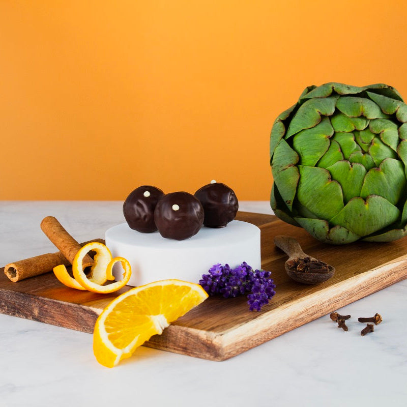 Bitterstern Trüffel auf einem Brett mit bitterstoffhaltigen Zutaten