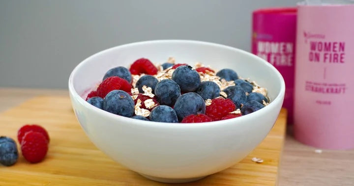 Joghurt mit Früchten und Müsli