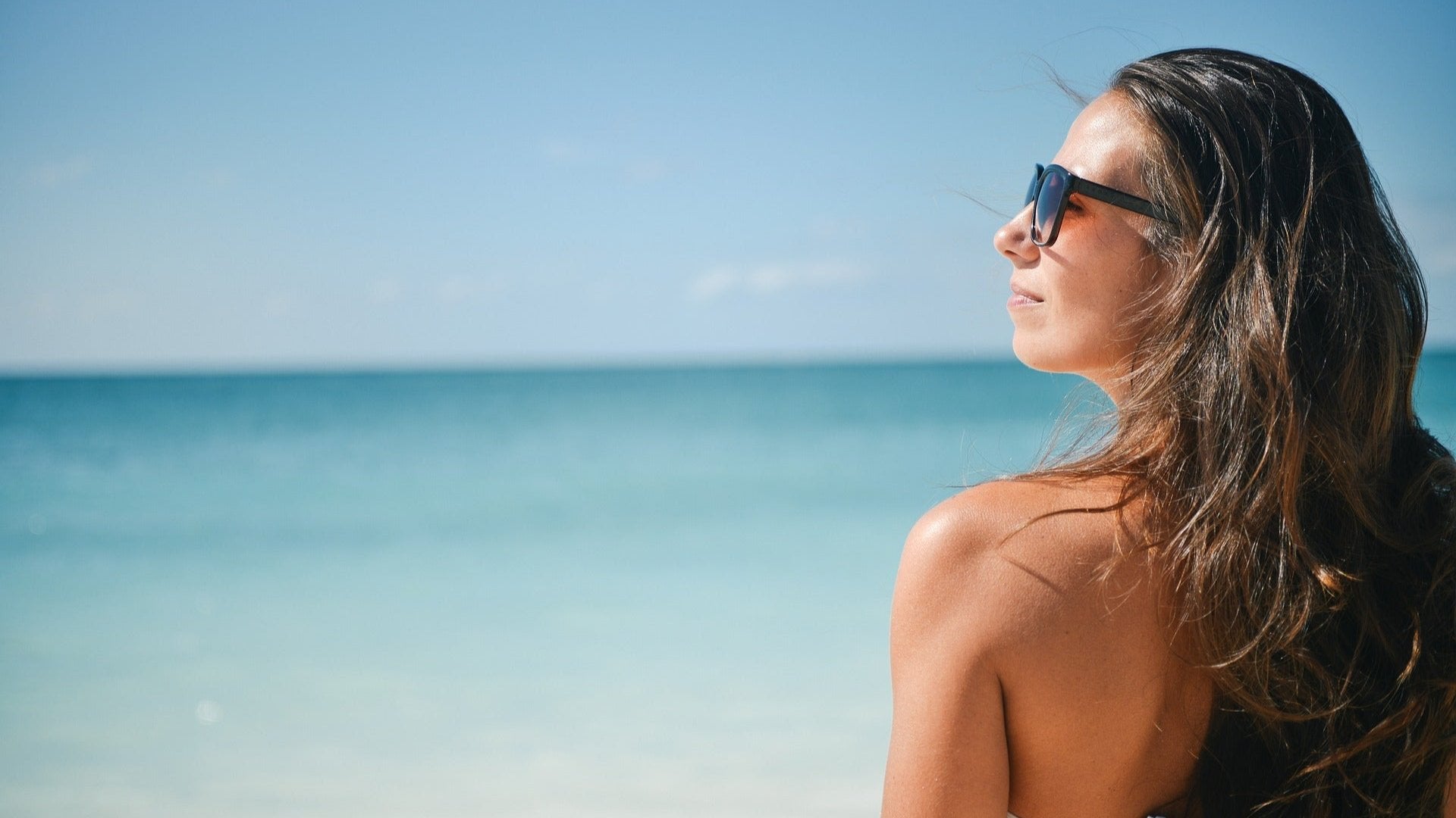 Frau genießt den Sommer am Meer