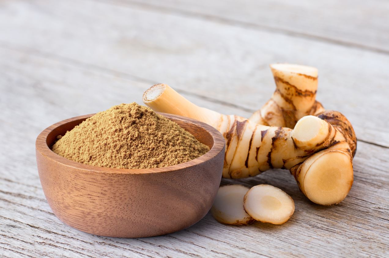 Galgant als Wurzel und Pulver