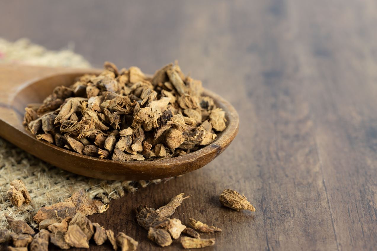 Galgant geraspelt auf einem Holzlöffel