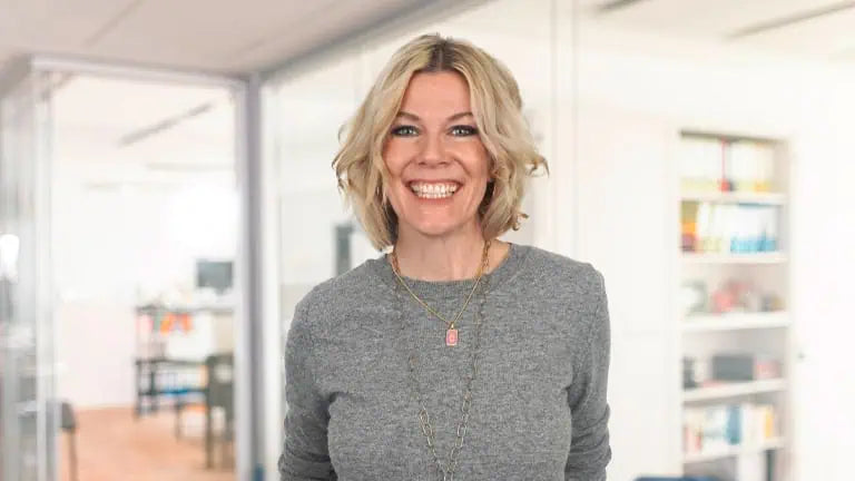 HR Mitarbeiterin vor einem Büro-Hintergrund