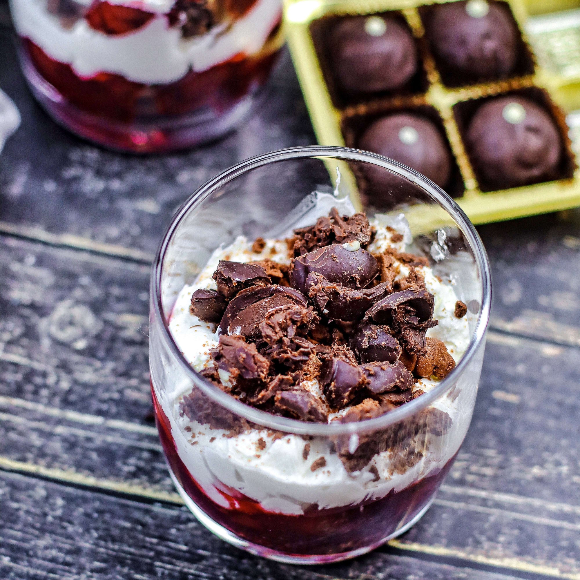 Kirschdessert mit Bitterstern Schokoladentrüffel