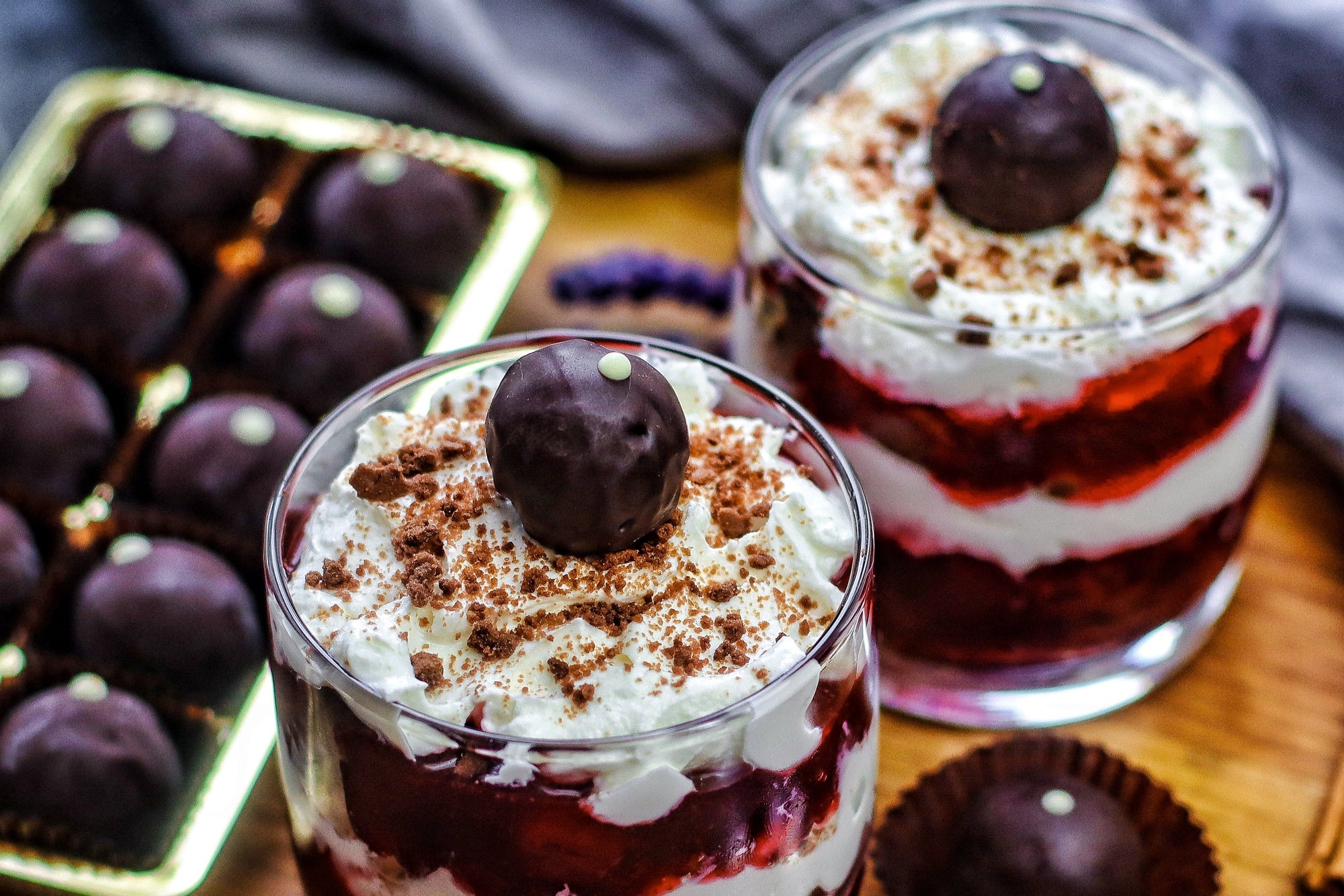 Kirschdessert mit Bitterstern Schokoladentrüffeln in Gläsern angerichtet