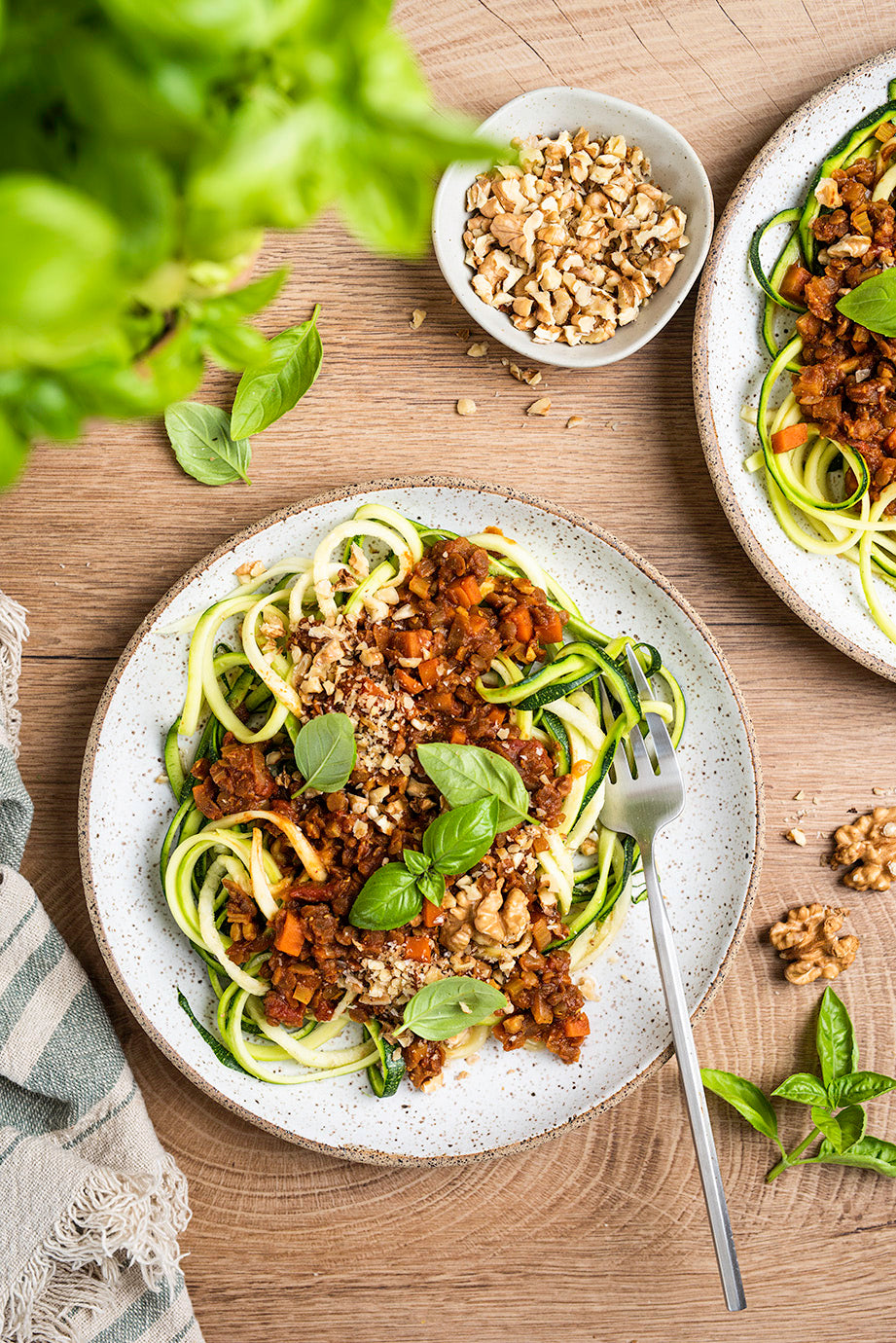 Proteinreiche Linsen-Bolognese angerichtet auf stylischen Tellern – nährstoffoptimiertes Rezept für Frauen in den Wechseljahren