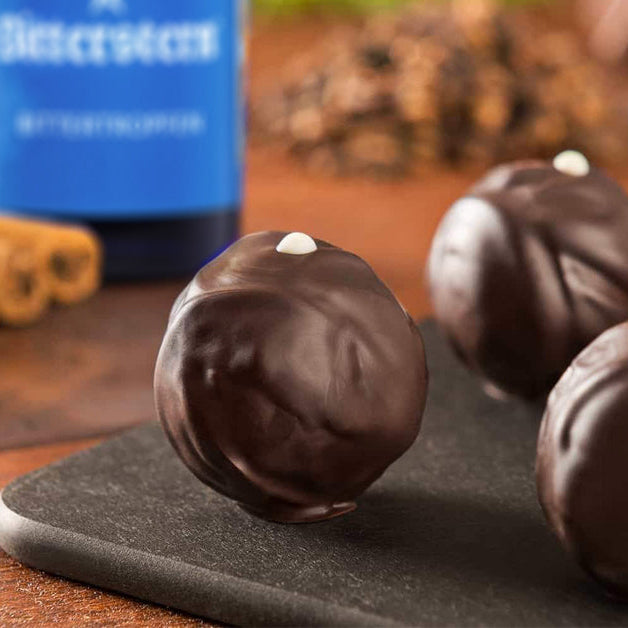 Bitterstern Trüffel mit Zimtstangen und Bitterstern dekoriert.