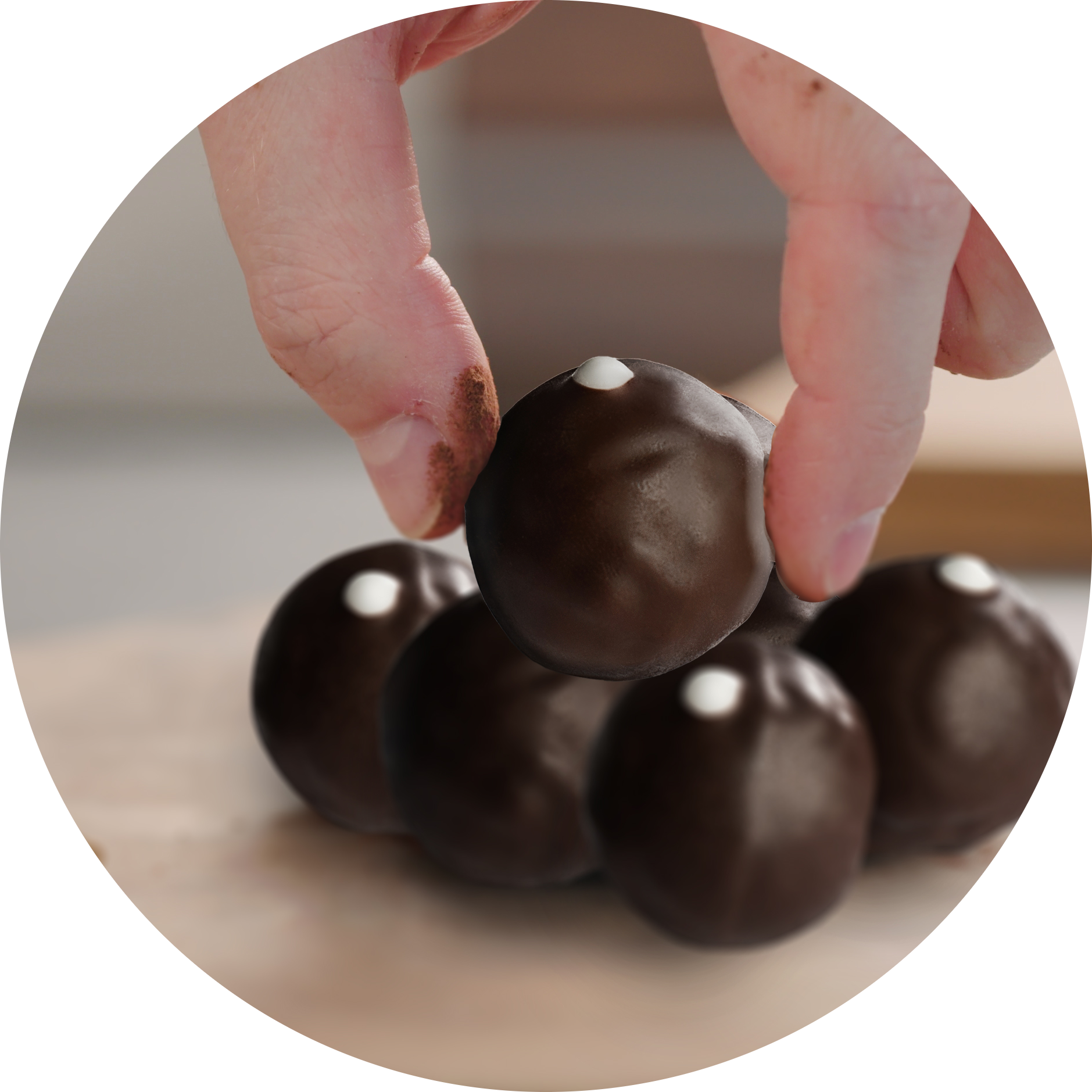Bitterstern Trüffelpralinen zwischen zwei Fingern