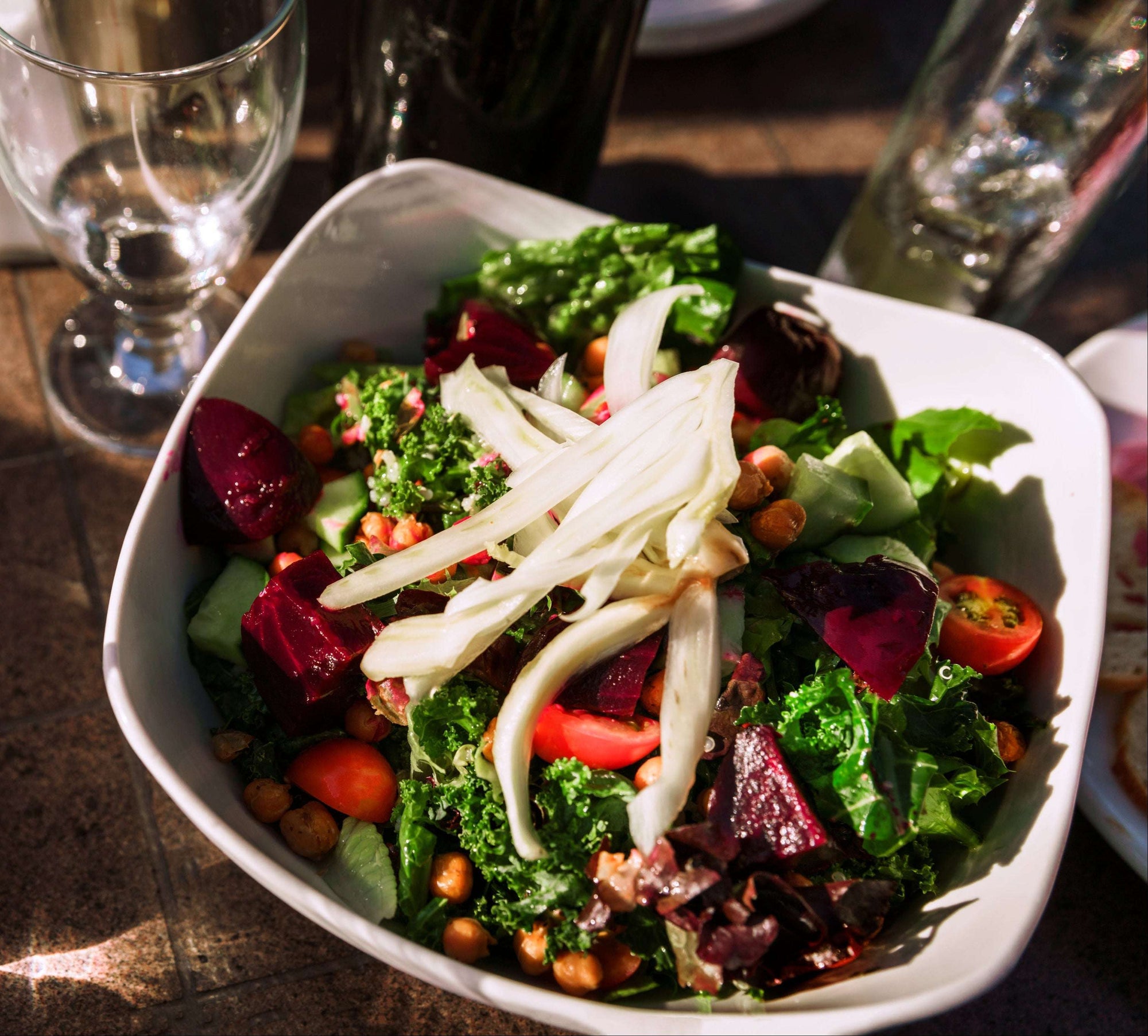 Bunter Salat, bitterer Salat mit anderen kobniniert