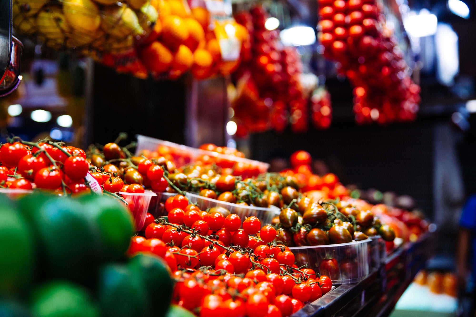 Marktstand mit vielen frischen Tomaten