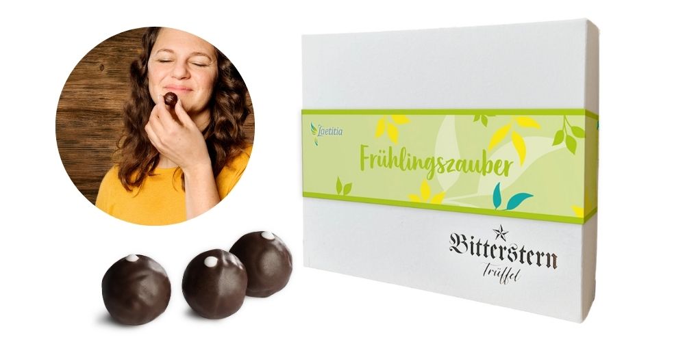 Frau genießt einen Bitterstern Schokoladentrüffel aus der Frühlingsedition „Frühlingszauber“ von Laetitia – edle Geschenkverpackung mit frischem Design und drei dunklen Trüffelpralinen im Vordergrund, ideal für Genussmomente und besondere Anlässe.