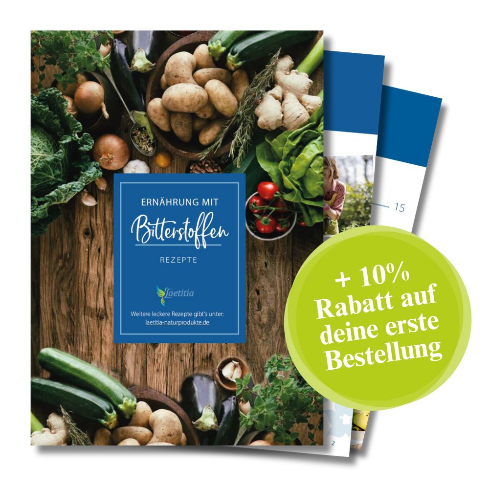 PDF Kochbuch mit dem Titel ‚Ernährung mit Bitterstoffen – Rezepte‘ von Laetitia, umgeben von frischem Gemüse wie Kartoffeln, Zucchini, Pilzen und grünem Blattgemüse auf einem Holztisch. Aufkleber mit Hinweis: ‚+ 10 % Rabatt auf deine erste Bestellung‘