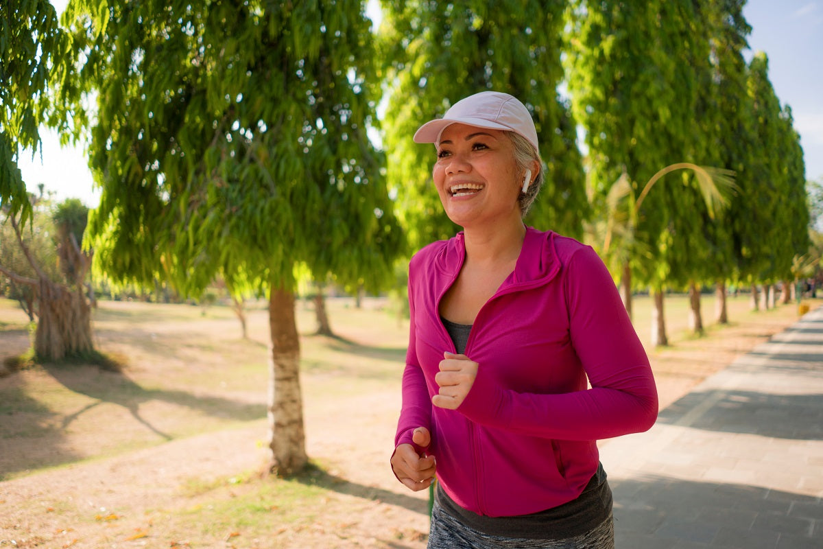 Frau im rosa Pullover beim Joggen