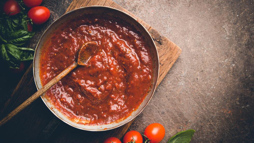 Tomatensauce in einer Pfanne