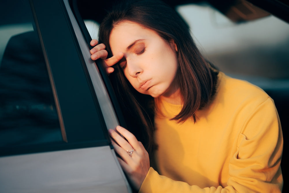 Frau im gelben Pullover erschöpft