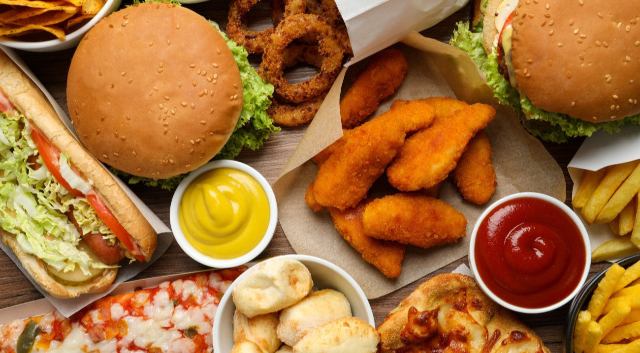 Ungesunde Lebensmittel für den Darm sind hier gezeigt - zum Beispiel Burger, frittierte Lebensmittel und Pizza.