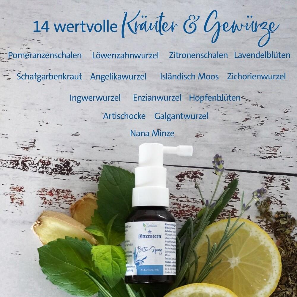 Bitterstern Bitter-Spray-Flasche umgeben von frischen Kräutern, Zitronenscheiben und Blüten auf einem hellen Hintergrund.