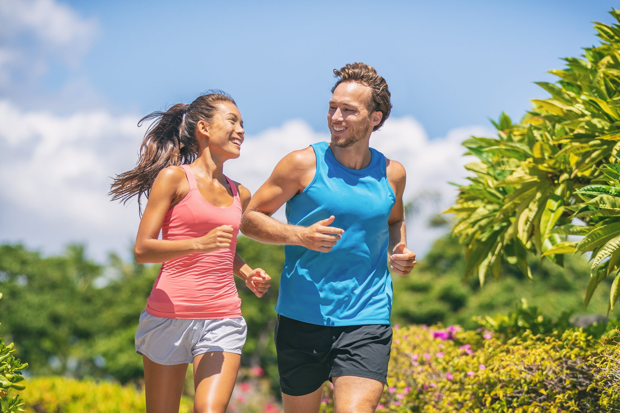 Junges Paar macht Sport im Freien