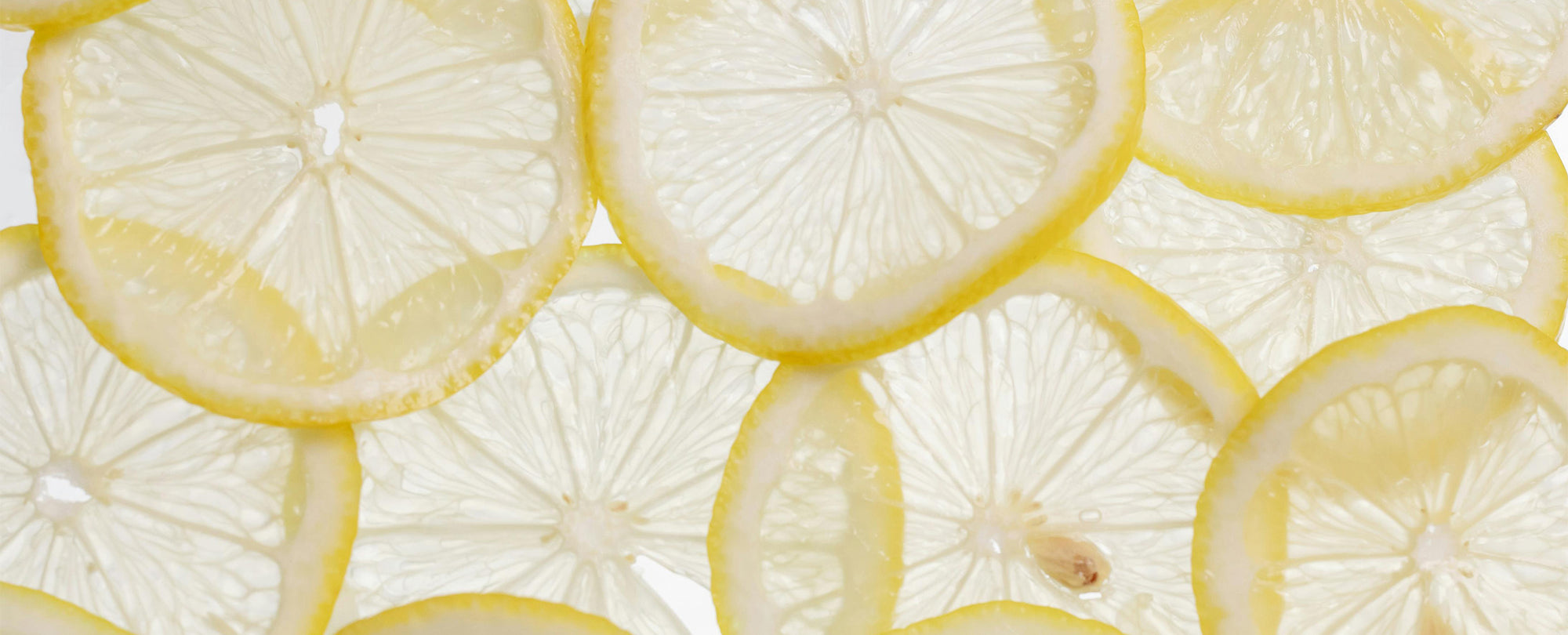 Durchsichtig dünn geschnittene Zitronenscheiben