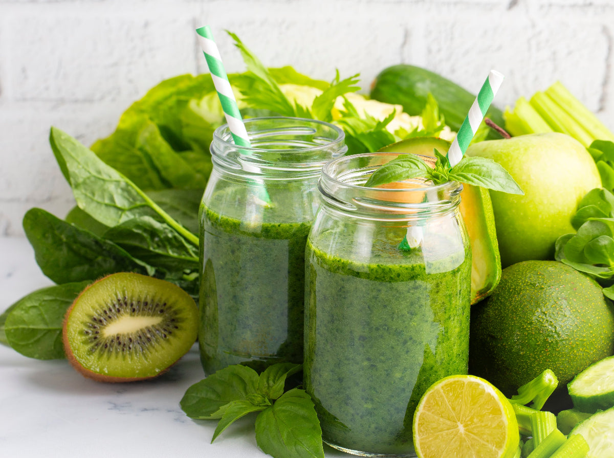 Basische Früchte, Kräuter und grüne Smoothies
