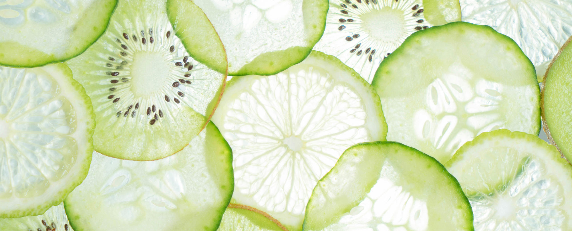 Durchsichtig dünn geschnittene Gurken-, Kiwi- und Zitronenscheiben