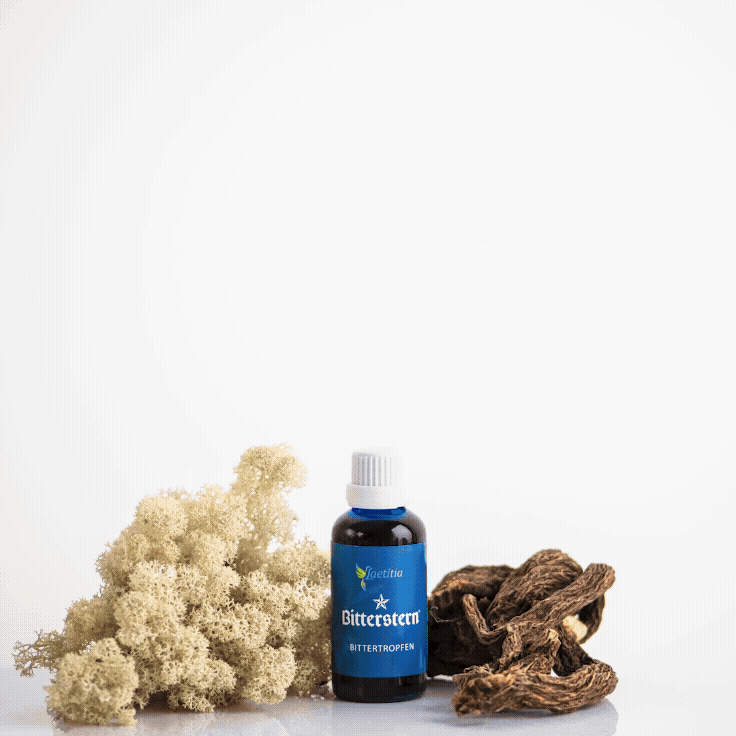 Animiertes Stop-Motion-GIF: Die dunkelblaue Bitterstern Bittertropfen Flasche erscheint vor hellem Hintergrund. Um die Flasche tanzen kleine Illustrationen der Inhaltsstoffe, Galgantwurzel, Lavendelblüten, getrocknetes Schafgarbenkraut und Pomeranzenschalen in regelmäßiger Abfolge und erzeugen eine spiralförmige Bewegung um das Produkt. Die Animation vermittelt Frische, Bewegung.