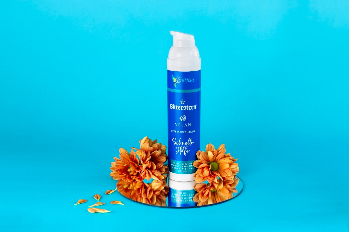 Bitterstern Creme Schnelle Hilfe vor einem blauen Hintergrund.