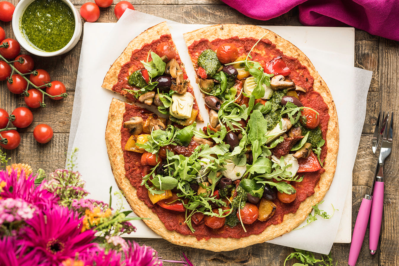 Blumenkohlpizza mit vielen gesunden Zutaten