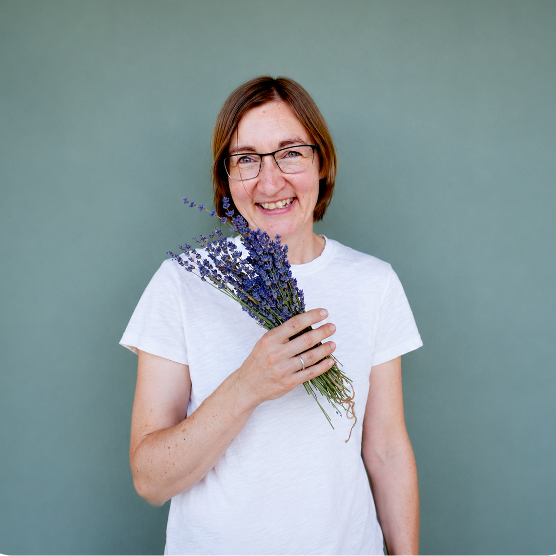 Dr. Tina Zöllner, Produktentwicklerin und Expertin für Naturprodukte bei Laetitia mit Lavendel in der Hand.