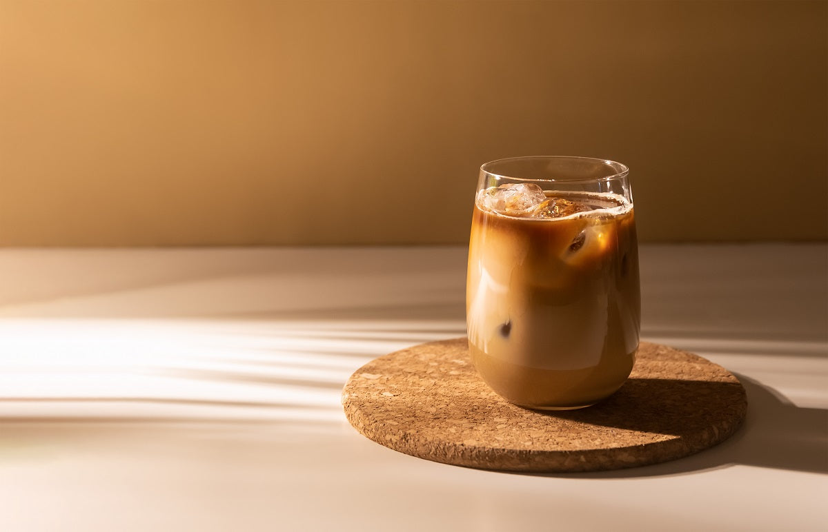 Eiskaffee mit Bitterstern Bittertropfen verfeinert in einem Glas