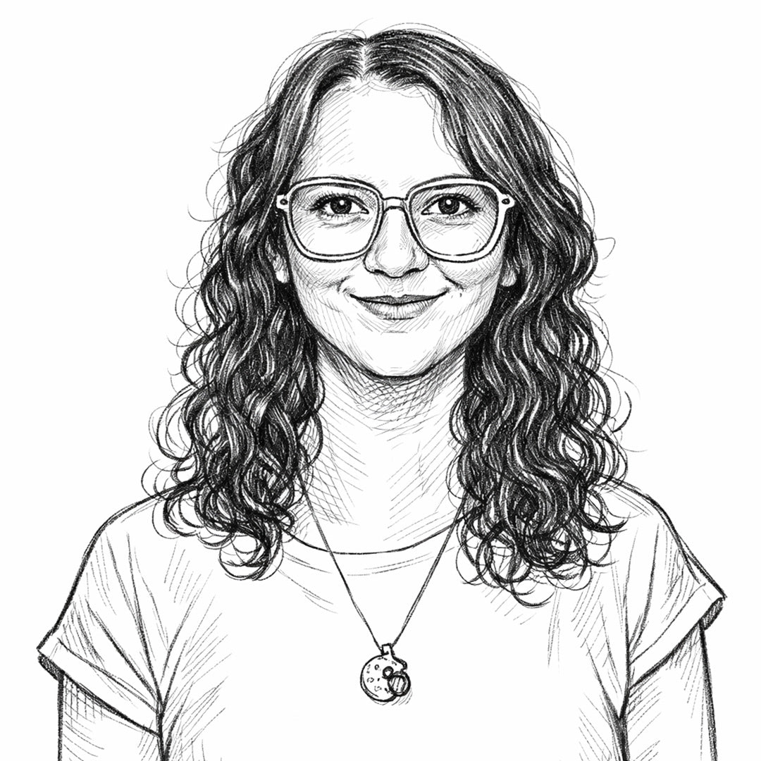 Illustration einer lächelnden Frau aus dem Team von Laetitia als schwarz-weiße Porträtzeichnung mit lockigem Haar, Brille, T-Shirt und Halskette.