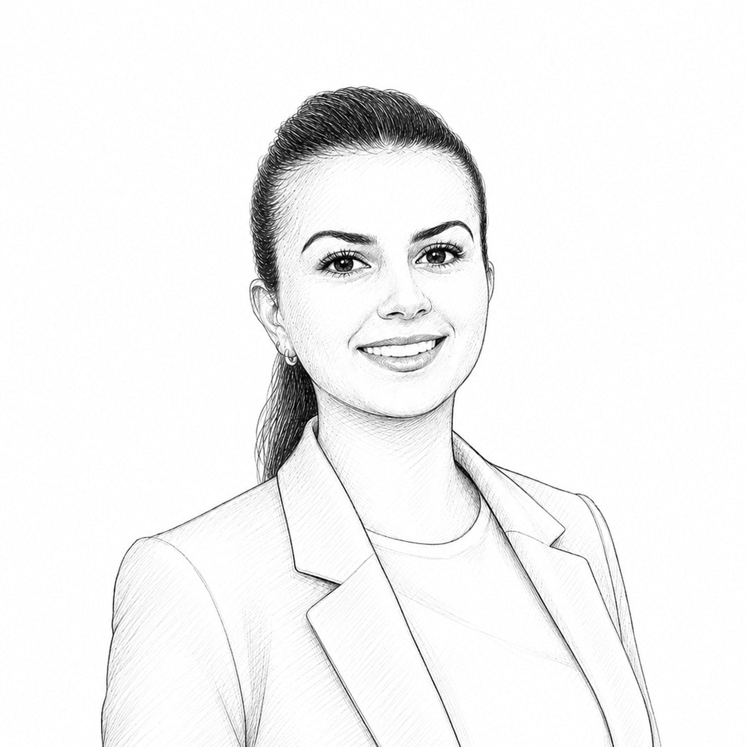 Illustration einer lächelnden Frau aus dem Team von Laetitia als schwarz-weiße Porträtzeichnung mit zusammengebundenem Haar, Blazer und hellem Oberteil.