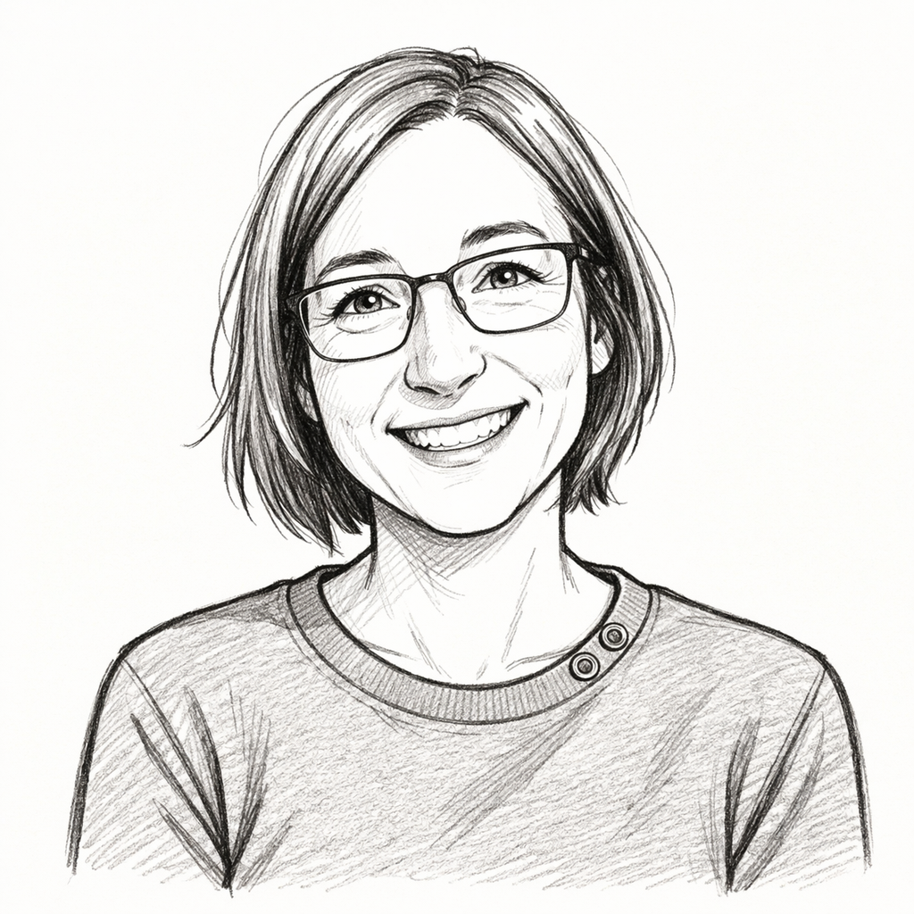 Illustration einer lächelnden Frau aus dem Team von Laetitia als schwarz-weiße Porträtzeichnung mit kurzem Haar, Brille und Pullover.