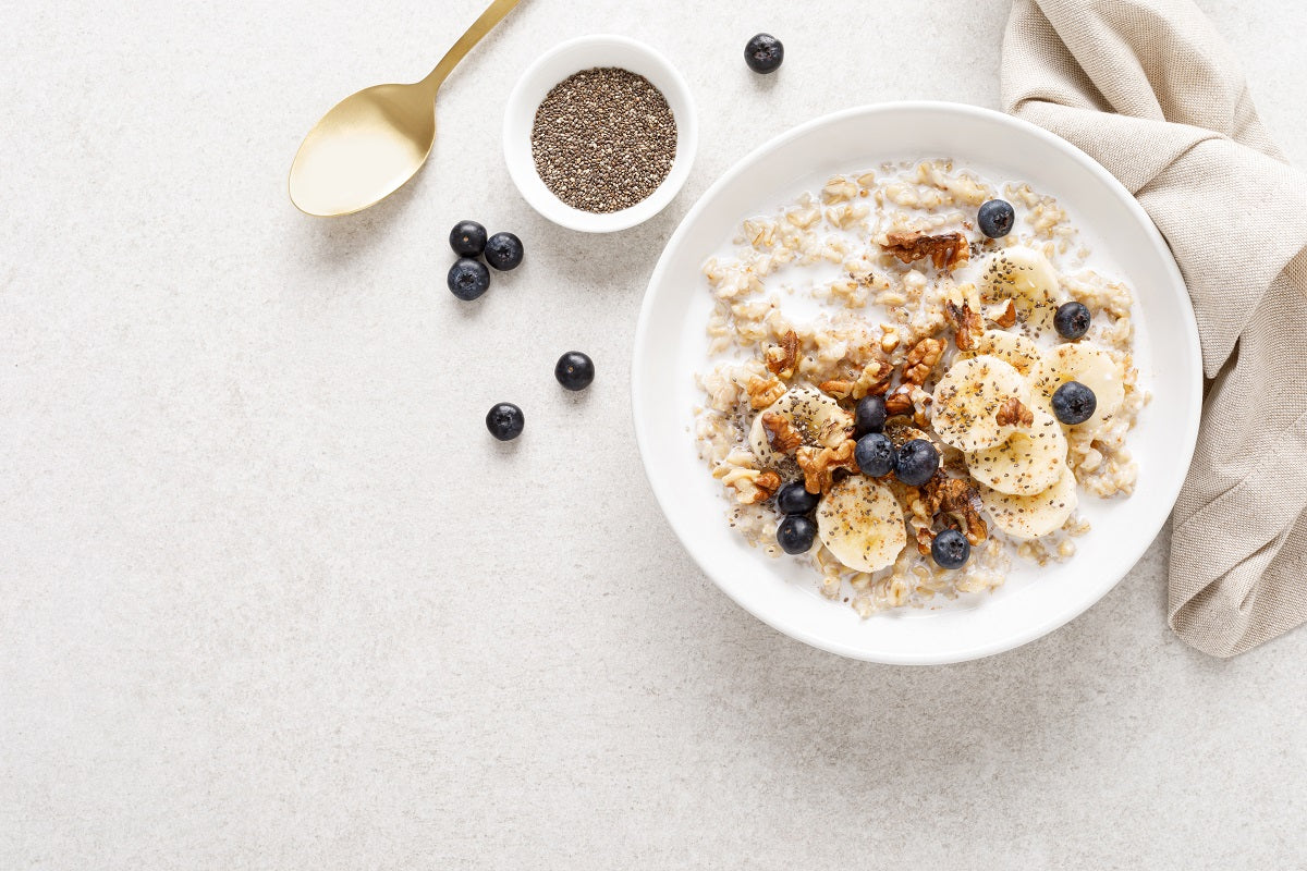 Ein basisches Frühstück: Schüssel mit Müsli, Bananenscheiben, Blaubeeren und Samen