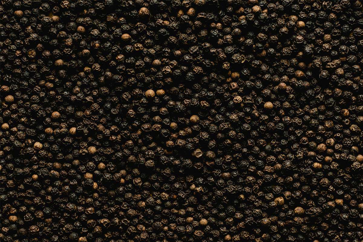 Viele schwarze Pfefferkörner überall