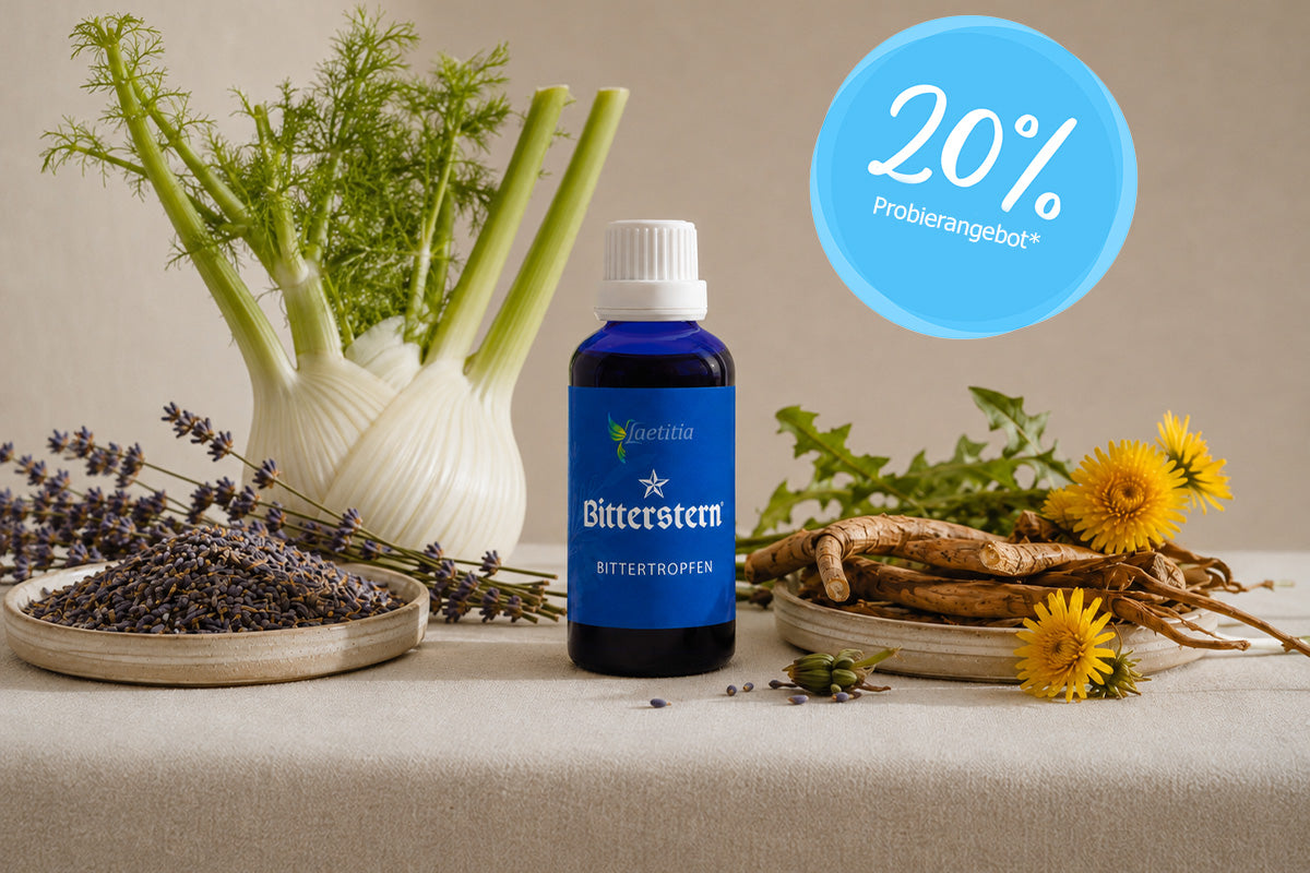Bitterstern Bittertropfen in blauer Flasche mit Fenchel, Löwenzahn und Kräutern, daneben Hinweis auf 20 % Probierangebot.