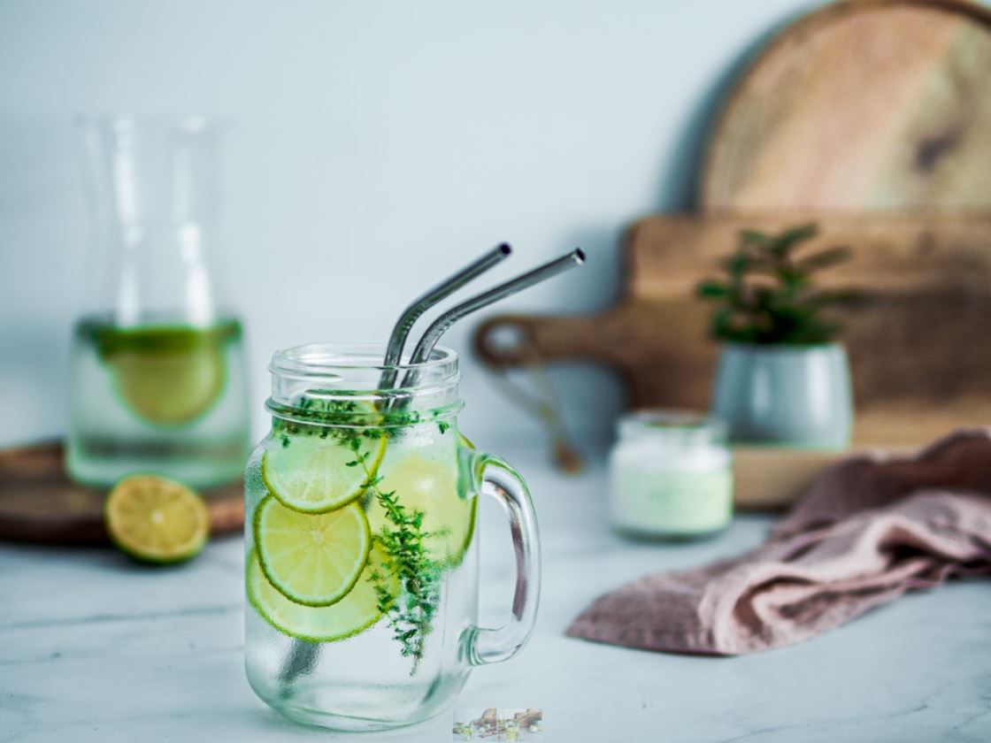 Kräuterschorle in einem Glas mit Limettenscheiben