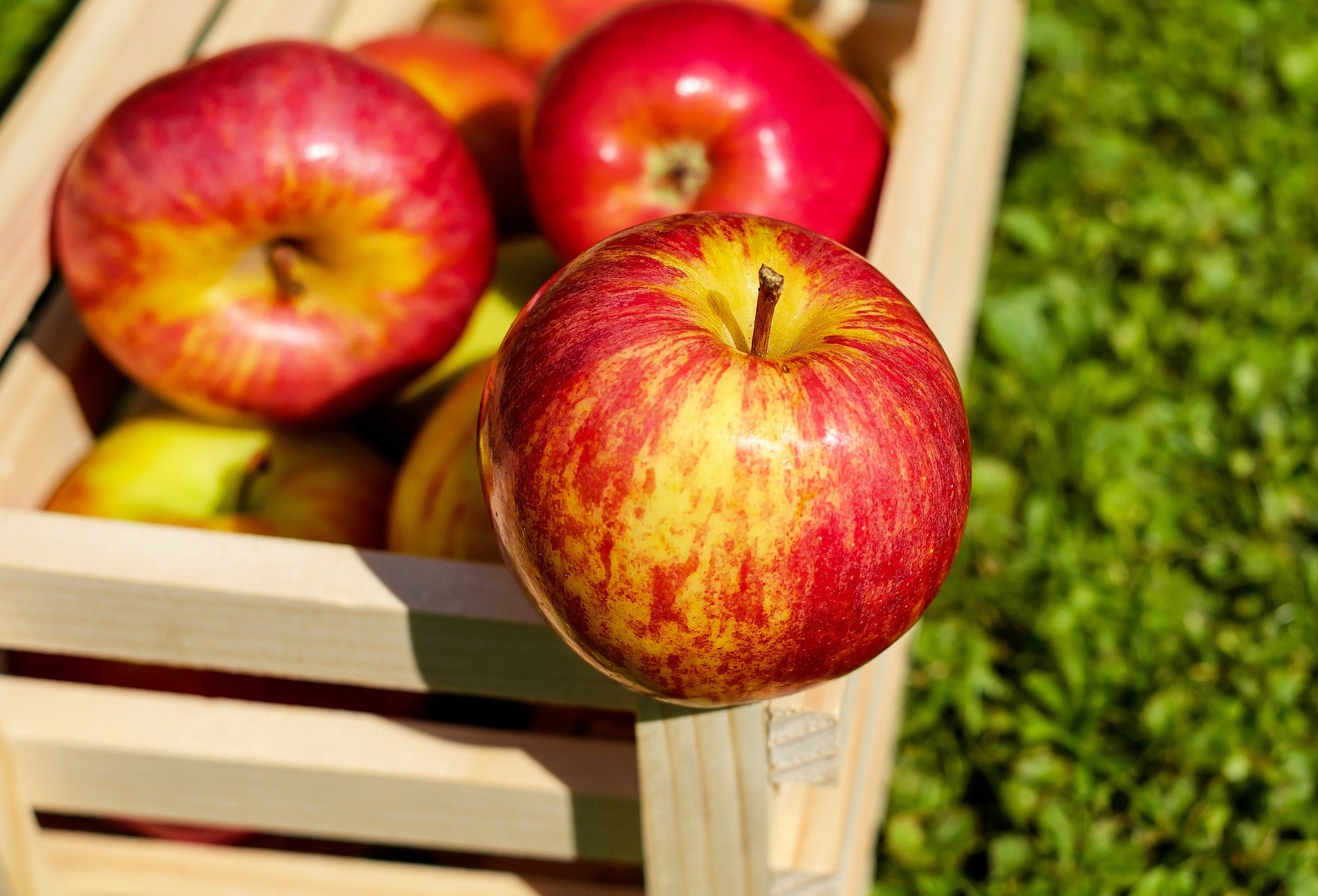 Äpfel in einer Holzkiste - Äpfel sind basisches Obst