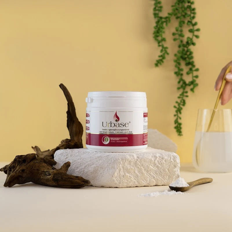 Urbase 1 Basenpulver mit Magnesium, Calcium und Zink auf Naturstein – natürliche Nahrungsergänzung zur Unterstützung des Säure-Basen-Haushalts und für spürbar mehr Energie. 