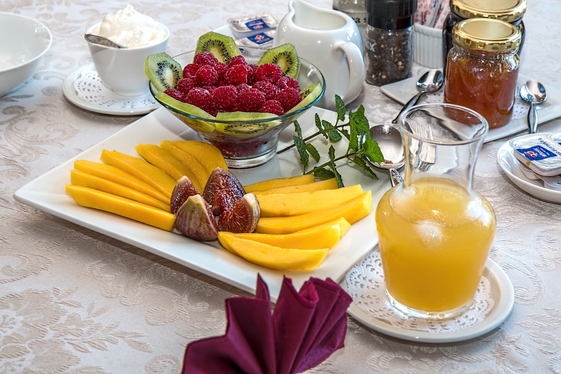 Gesundes Frühstück mit Obst, Saft und Marmelade, dazu gehören auch bittere Lebensmittel.