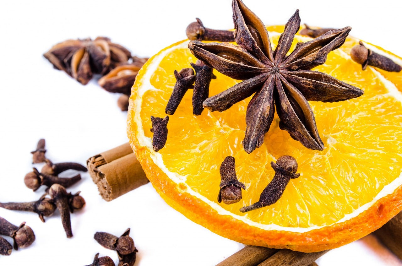 Orangenscheibe, Zimt und Gewürznelken