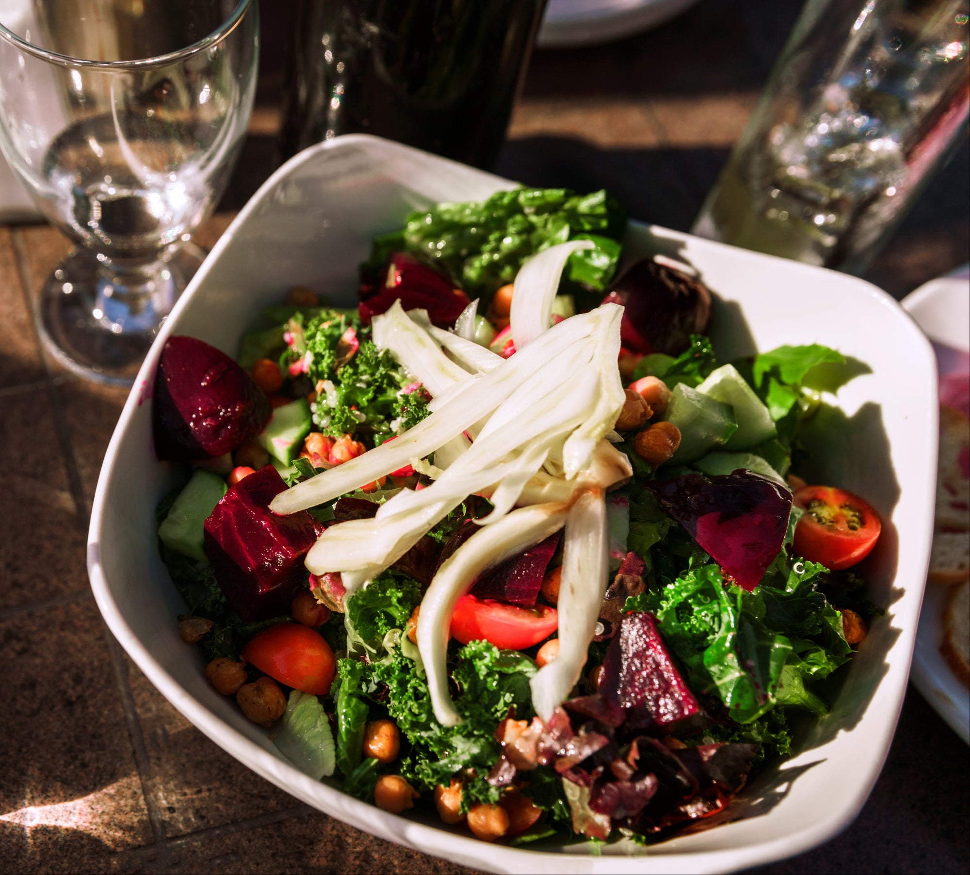 Bunter Salat, bitterer Salat mit anderen kobniniert