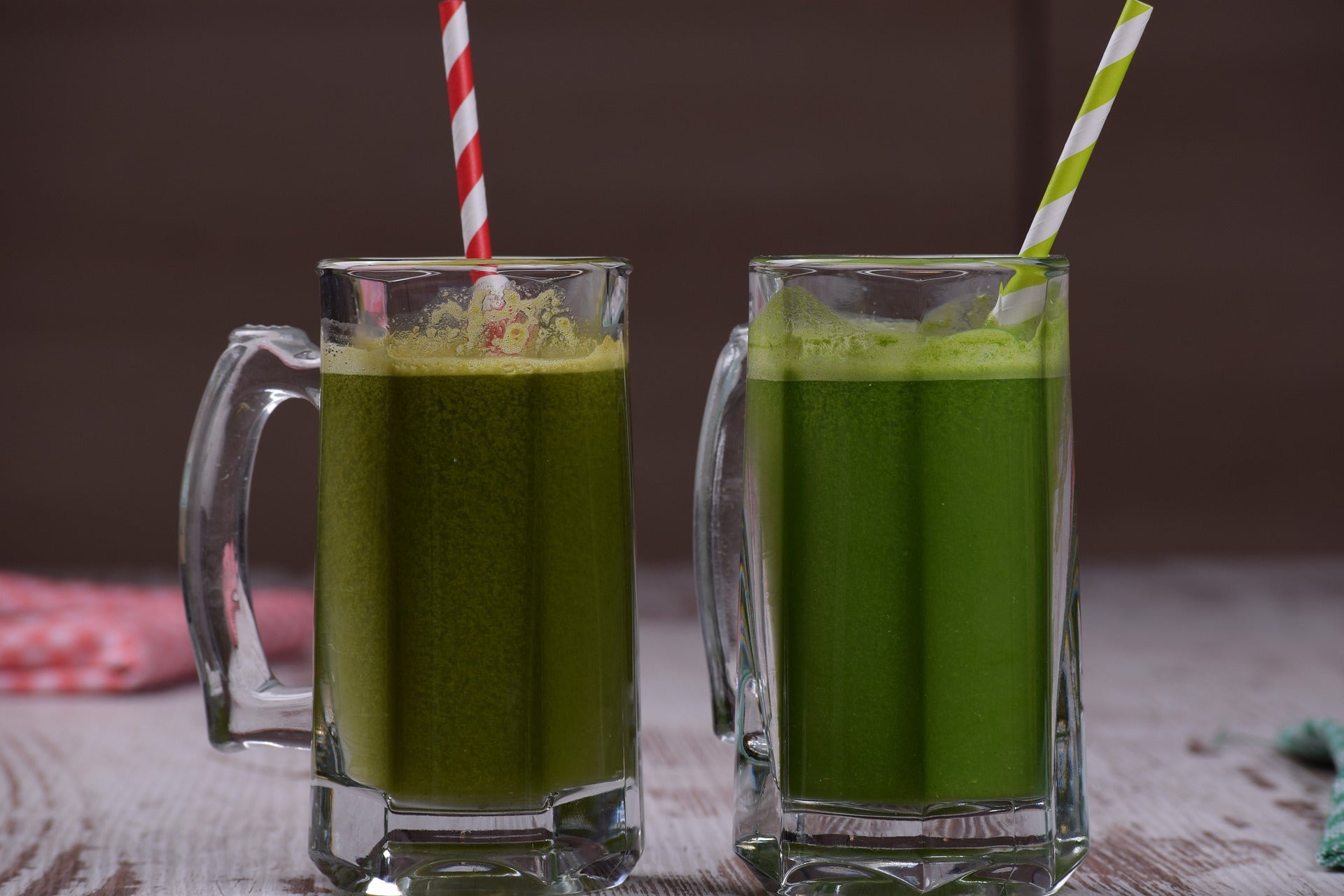 Grüne Smoothies symbolisieren, wie man mit Bitterstoffen abnehmen kann.