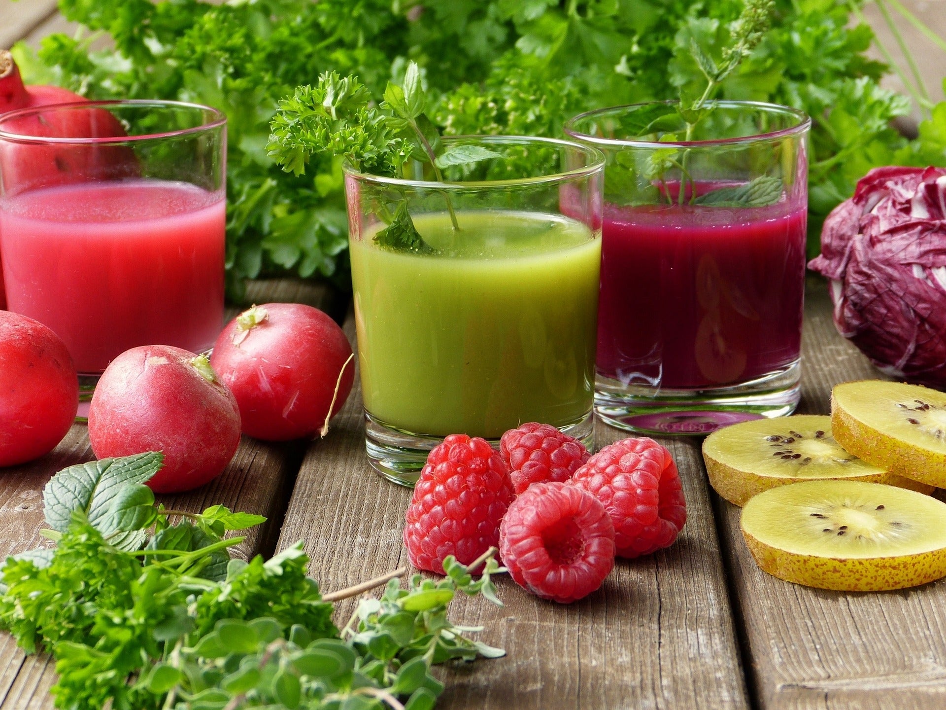 Gesunde Nahrungsmittel: Frisches Obst, Kräuter und Smoothies