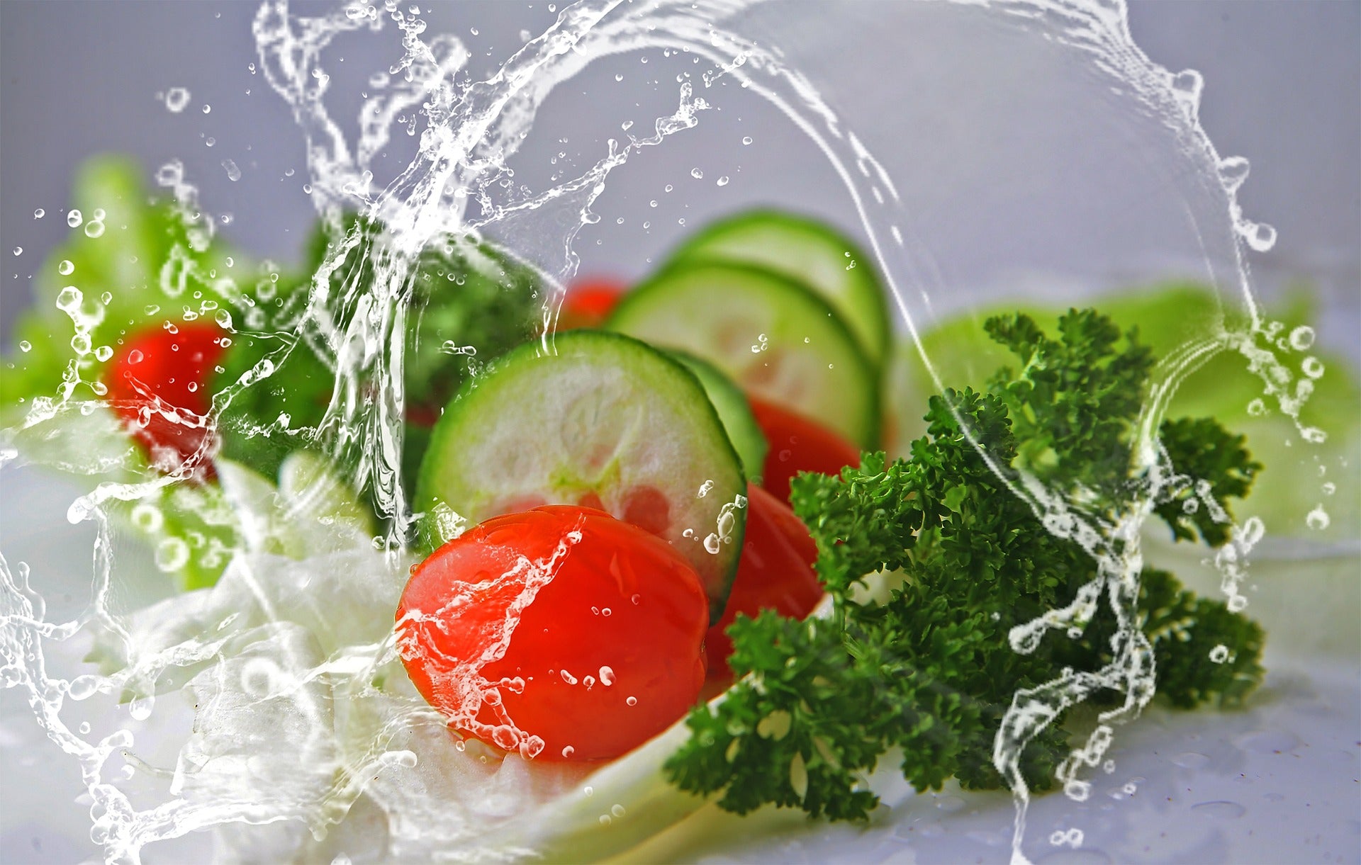 Tomate, Gurke und Petersilie werden basisch verstoffwechselt und sind deshalb gut für die Entsäuerung.