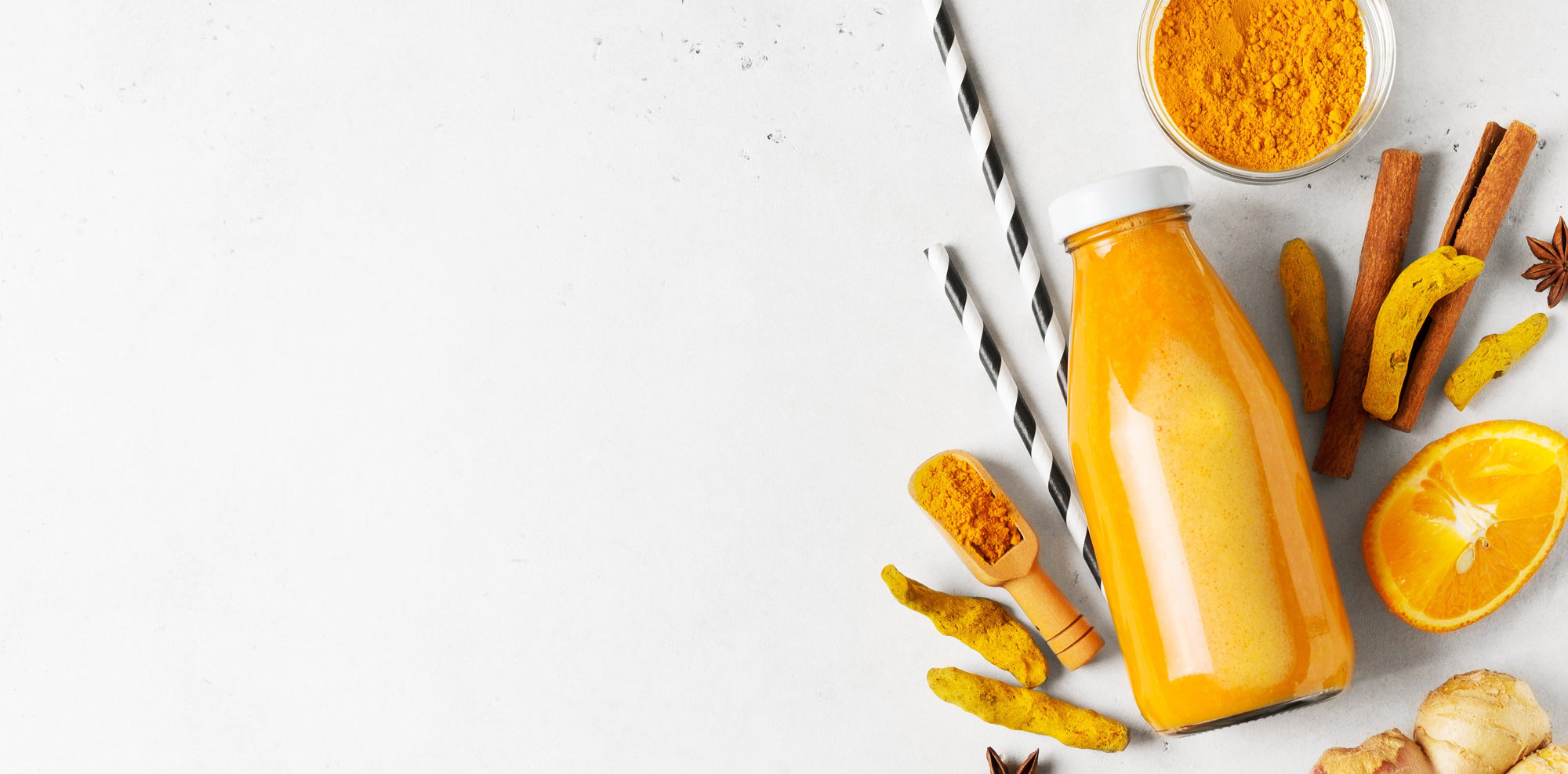 Orangen Smoothie in einer Flasche mit Gewürzen