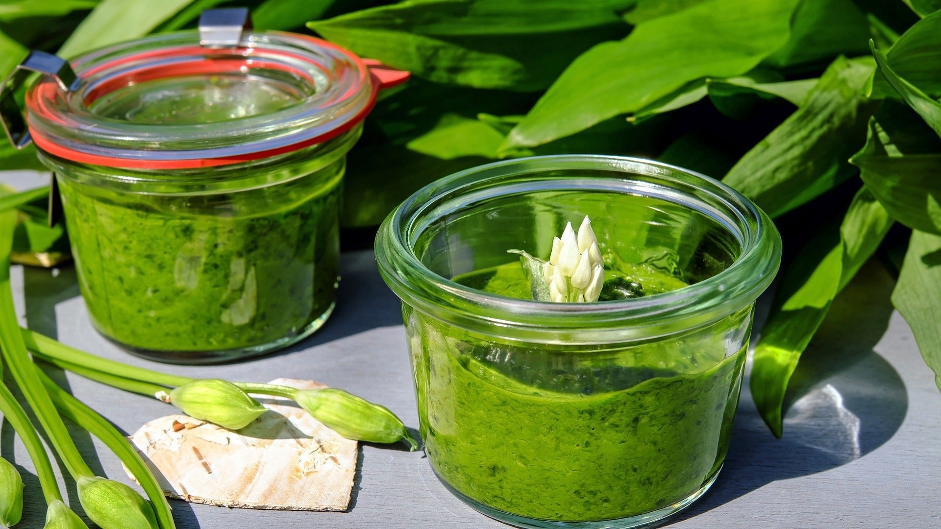 Wildkräuterpesto in Gläsern 