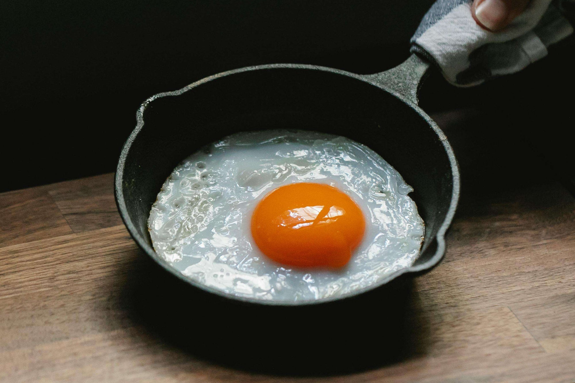 Spiegelei in einer kleinen schwarzen Pfanne
