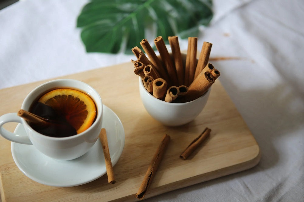 kräutertee mit zimtstangen