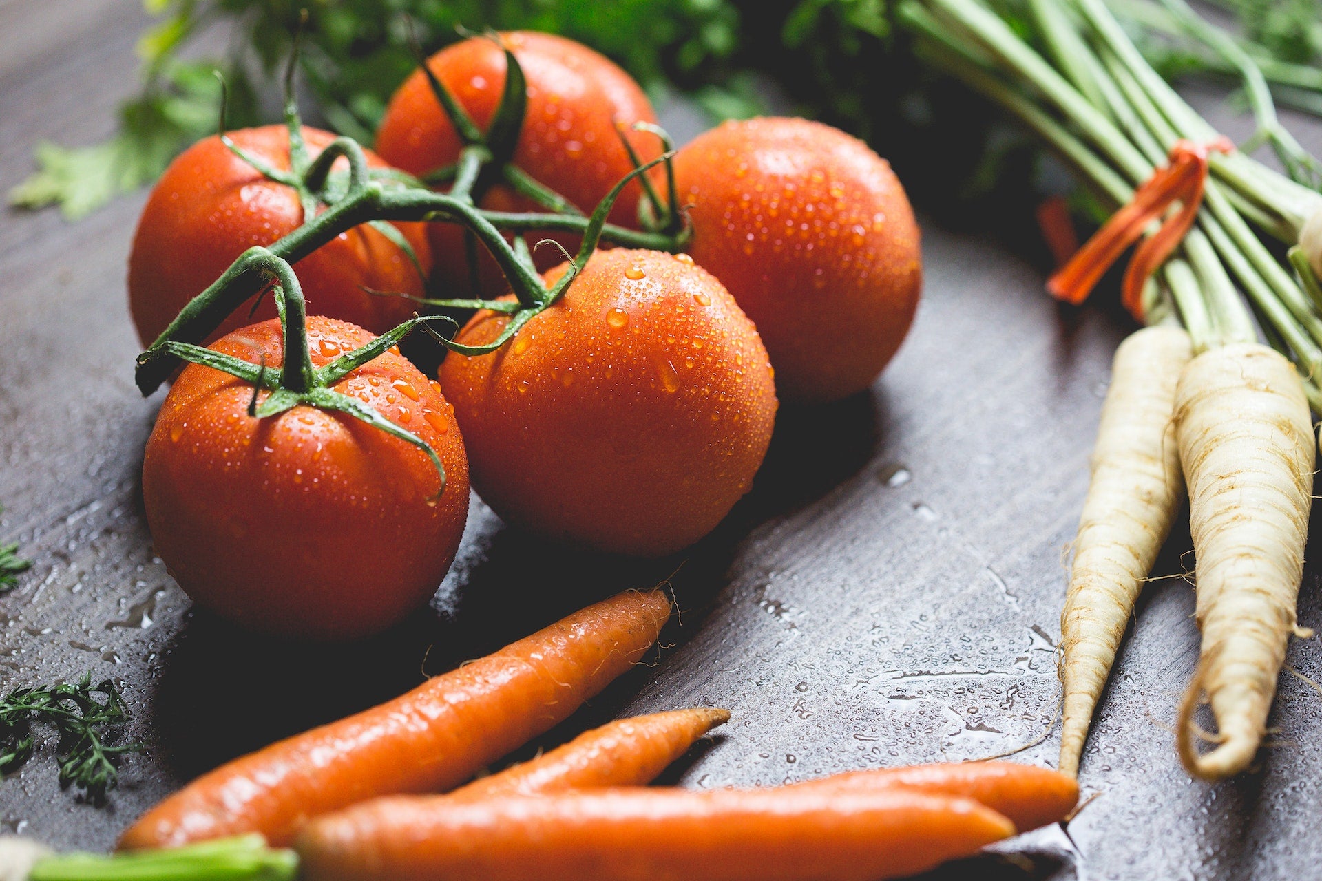 Tomaten, Karotten und Pastinaken sind basisches Gemüse.